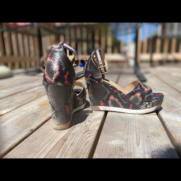 Size 7, worn once, comfortable - Picture 1 of 7